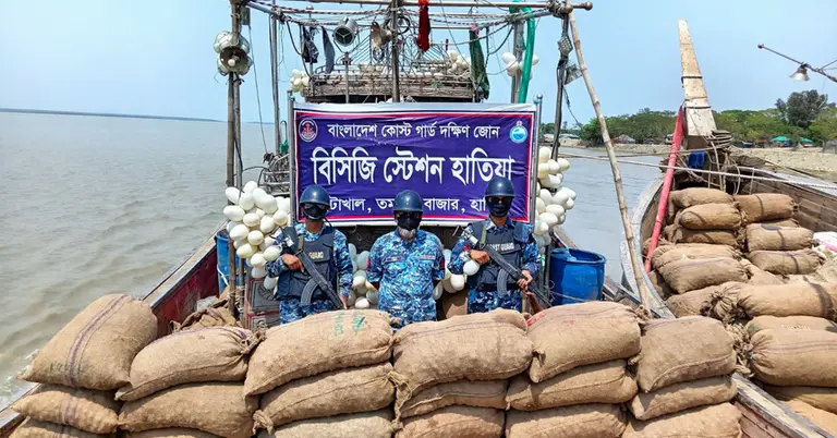 দু’টি ফিশিং বোট আটক করেছে কোস্ট গার্ড